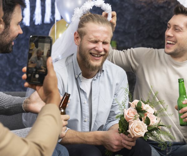 hombres-felices-en-despedida-de-soltero